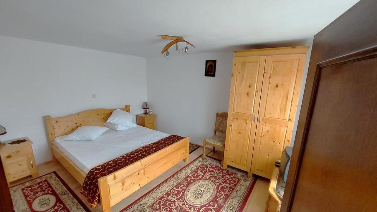 Villa Casa Darius à Novaci-Străini Extérieur photo