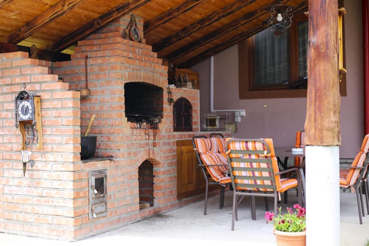 Villa Casa Darius à Novaci-Străini Extérieur photo